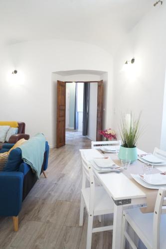 un salon avec une table blanche et un canapé dans l'établissement Appartement Gaudin, à Bastia