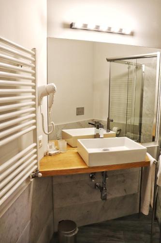 a bathroom with a sink and a mirror at Le Suite in Polistena