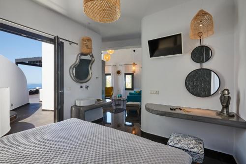 Katil atau katil-katil dalam bilik di Oia Suites