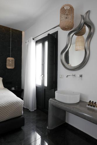 Katil atau katil-katil dalam bilik di Oia Suites