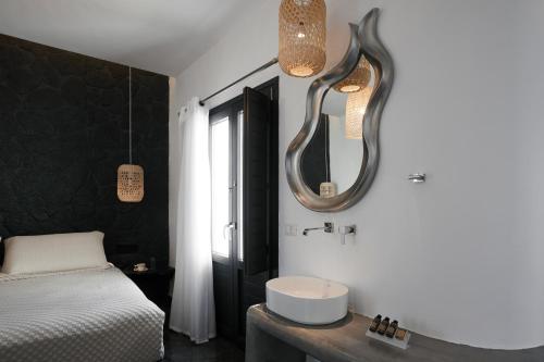 Katil atau katil-katil dalam bilik di Oia Suites