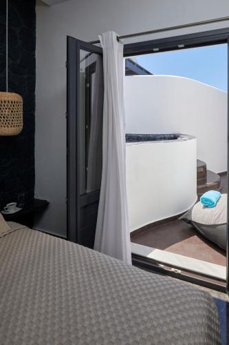 Katil atau katil-katil dalam bilik di Oia Suites