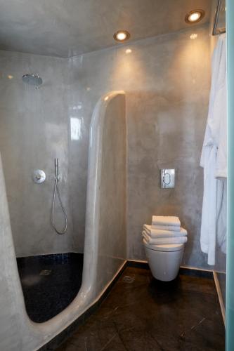 Bilik mandi di Oia Suites