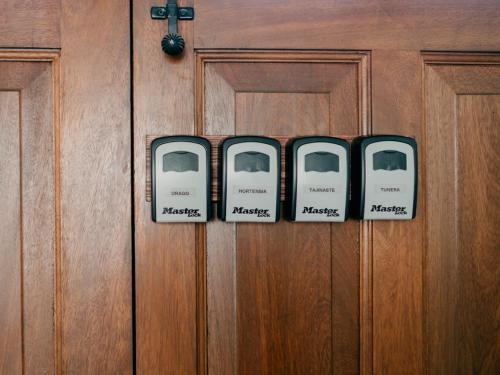 rząd trzech drzwi na drewnianych drzwiach w obiekcie Casa Fina w mieście Santiago del Teide