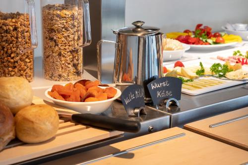 een buffet met eten, brood en noten op tafel bij Riff Resort in Bad Lausick