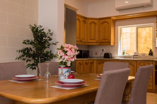 Kuchyň nebo kuchyňský kout v ubytování Vittoriosa' Seafront 2 Bed Highly Furnished Apartment