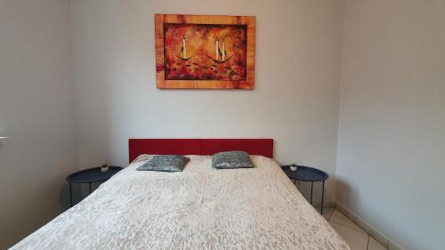 Кровать или кровати в номере Apartament w Kwiatki