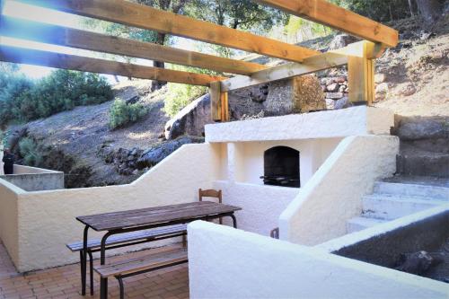 un patio con mesa y chimenea en le relais de tiuccia, en Casaglione