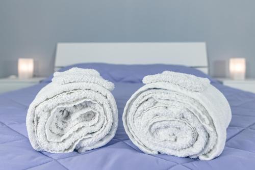 two rolled towels on top of a bed at B&B Casa Marconi in Lamezia Terme