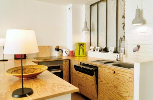 eine Küche mit einem Tisch und einer Lampe auf der Theke in der Unterkunft Le Saint Roch-Centre-Free Parking-Clim in Montpellier