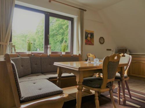 a living room with a table and a couch at Ferienwohnung Nordenau in Schmallenberg