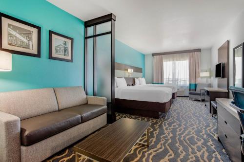 una camera d'albergo con un letto e un divano di La Quinta Inn & Suites by Wyndham Northlake Ft. Worth a Northlake
