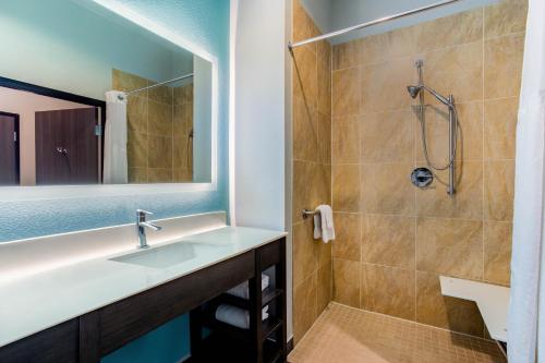 حمام في La Quinta Inn & Suites by Wyndham Northlake Ft. Worth