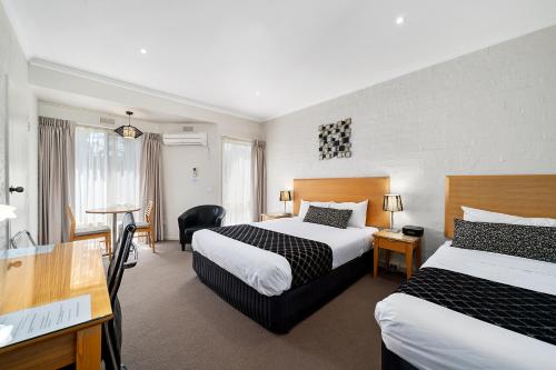 מיטה או מיטות בחדר ב-Comfort Inn Coach & Bushmans