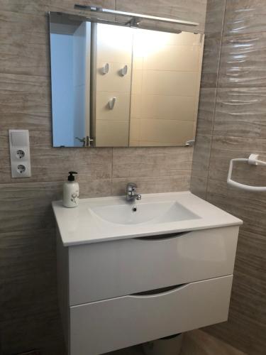 een badkamer met een witte wastafel en een spiegel bij Guadalajara apartamento in Torrevieja