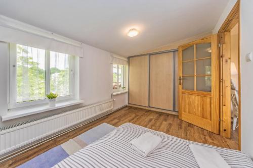 a bedroom with a bed and a window at Victus Apartamenty, Victus Apartament Meru in Sopot