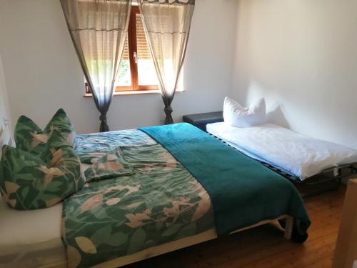 1 Schlafzimmer mit 2 Betten und einem Fenster in der Unterkunft Ferienhaus "Schleif" in Heiligkreuzsteinach