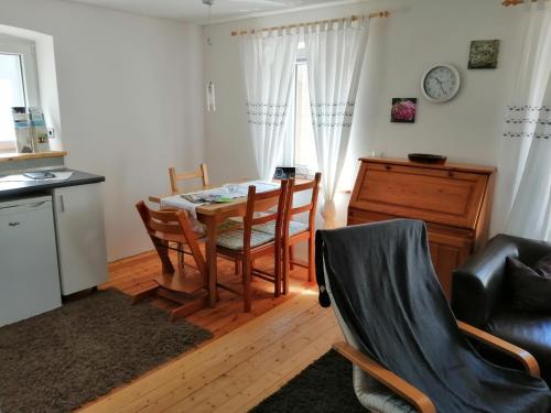 eine Küche und ein Esszimmer mit einem Tisch und Stühlen in der Unterkunft Ferienhaus "Schleif" in Heiligkreuzsteinach