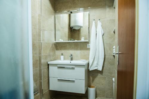Ένα μπάνιο στο Apartment Pebbles - With Jacuzzi