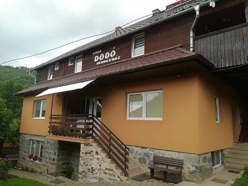 ein Gebäude mit einem Schild an der Seite in der Unterkunft Casa DODÓ Vendégház in Praid