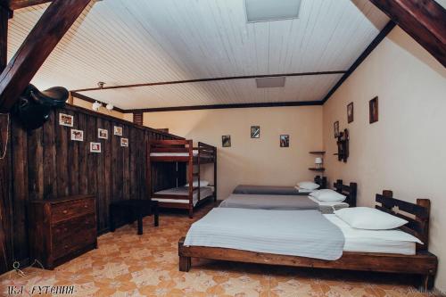 フセヴォロシュスクにあるDetskaya Konnaya Akademiya Ruteniyaのベッドルーム1室(ベッド2台、二段ベッド1組付)