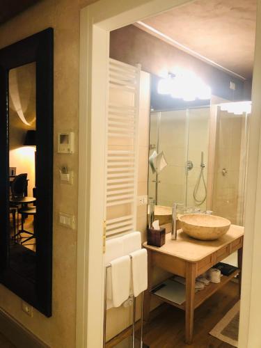 a bathroom with a large sink and a mirror at La Barchessa di Villa Pisani in Lonigo