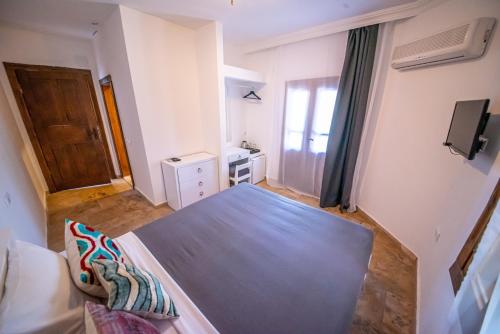 a small bedroom with a bed and a window at Murat Pasha Mansion in Dalyan