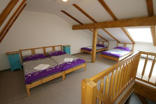 מיטה או מיטות בחדר ב-Penzion Manský Dvůr