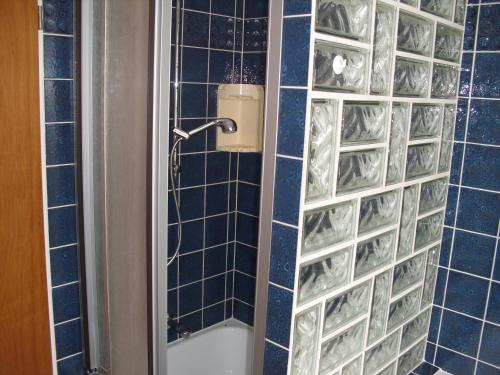 ErwitteにあるHaus Muckenbruchblick -Ferienwohnung-の青いタイル張りの壁のバスルーム(シャワー付)