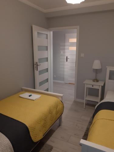 Ένα ή περισσότερα κρεβάτια σε δωμάτιο στο Apartament FAMILY- klimatyzacja