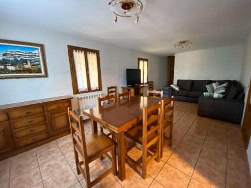 - une salle à manger avec une table, des chaises et un canapé dans l'établissement CASA PEDRO BERGUA, à Fiscal