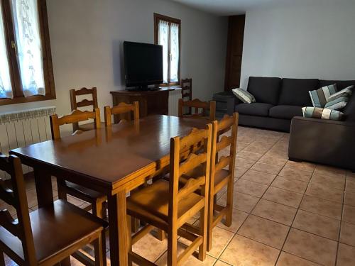 sala de estar con mesa de madera y sillas en CASA PEDRO BERGUA, en Fiscal