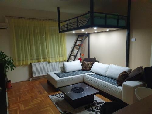 - un salon avec un canapé et une mezzanine dans l'établissement Stankovic apartman, à Niš
