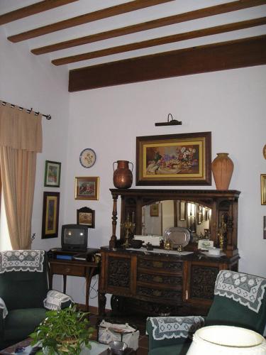 a living room with a table and a mirror at Plaza Chica in Cartaya