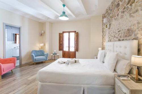 卡爾佩的住宿－Hostel SEA&DREAMS Calpe，卧室配有一张白色大床和一张蓝色椅子