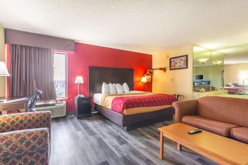 Säng eller sängar i ett rum på Econo Lodge & Suites Clarksville