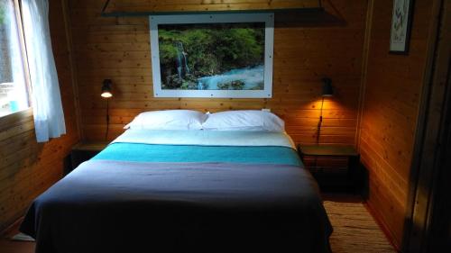 ein Schlafzimmer mit einem Bett in einem Zimmer mit einem Fenster in der Unterkunft Cabañas La Toma del Agua in Riópar