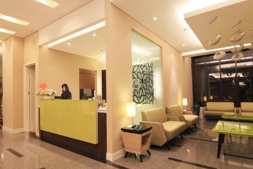 Una televisión o centro de entretenimiento en Royal City Hotel Jakarta