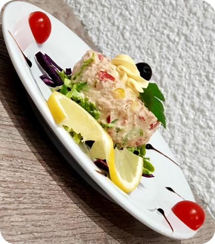 Makanan di atau berdekatan hotel