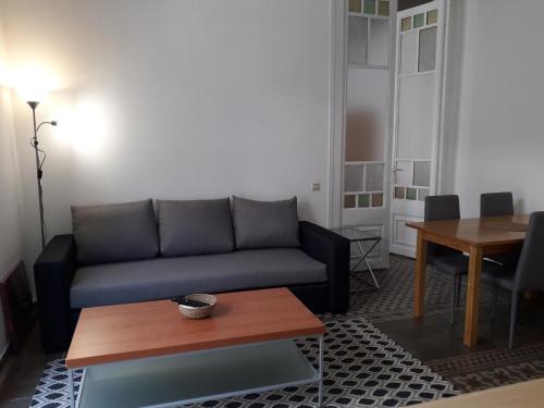 a living room with a couch and a table at Apartamento Confortable En Ciudad in Tarragona