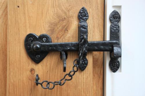 a metal door latch with a chain attached at Charming and luxury retreats on our farm in Billingshurst