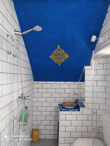 Łazienka z niebieskim sufitem i umywalką w obiekcie La Lectora w mieście Vejer de la Frontera