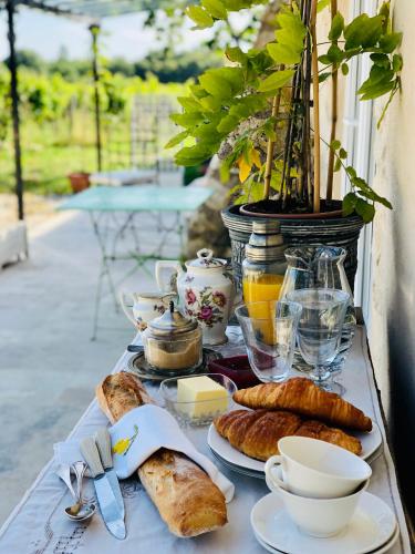 une table garnie d'assiettes de nourriture et de pâtisseries dans l'établissement Chateau le Truch, à Montussan
