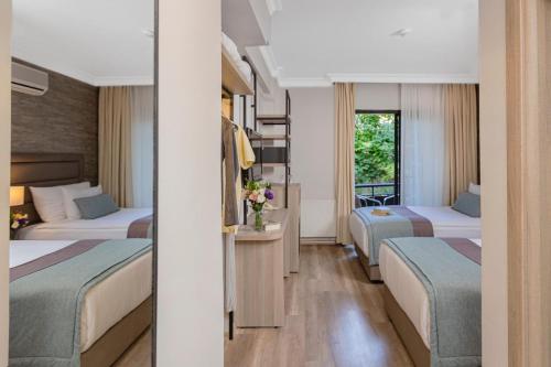 מיטה או מיטות בחדר ב-Pırıl Hotel Thermal&Beauty SPA