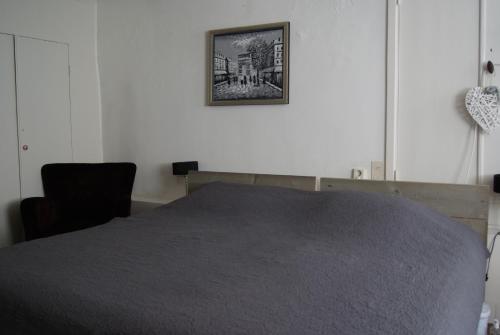 Katil atau katil-katil dalam bilik di De Zevenster "gevestigd aan de winkelstraat"