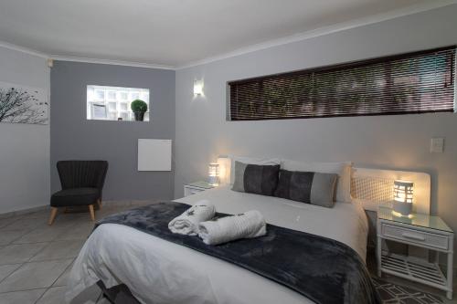 Una cama o camas en una habitación de Dockside