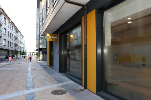 庞特维德拉dpaso Urban Hostel的城市街道上建筑物的店面