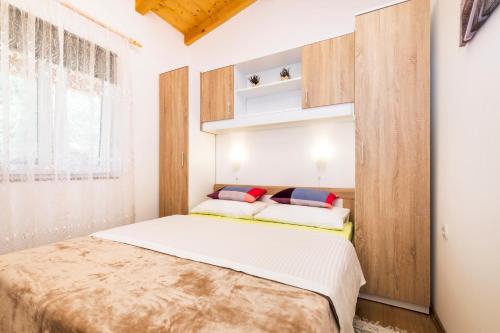 Postel nebo postele na pokoji v ubytování Apartman Sabljak-Nerezine
