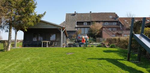 a yard with a house with a truck parked in it at Oud-Bommerich in Mechelen