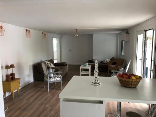 Photo de la galerie de l'établissement T3 MAGNOLETTA AVEC TERRASSE PROCHE DES PLAGES, à Anglet